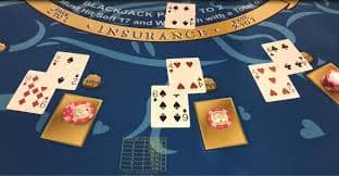 Studio live dealer di conterwin menampilkan meja baccarat dengan dealer profesional dan beberapa pemain online